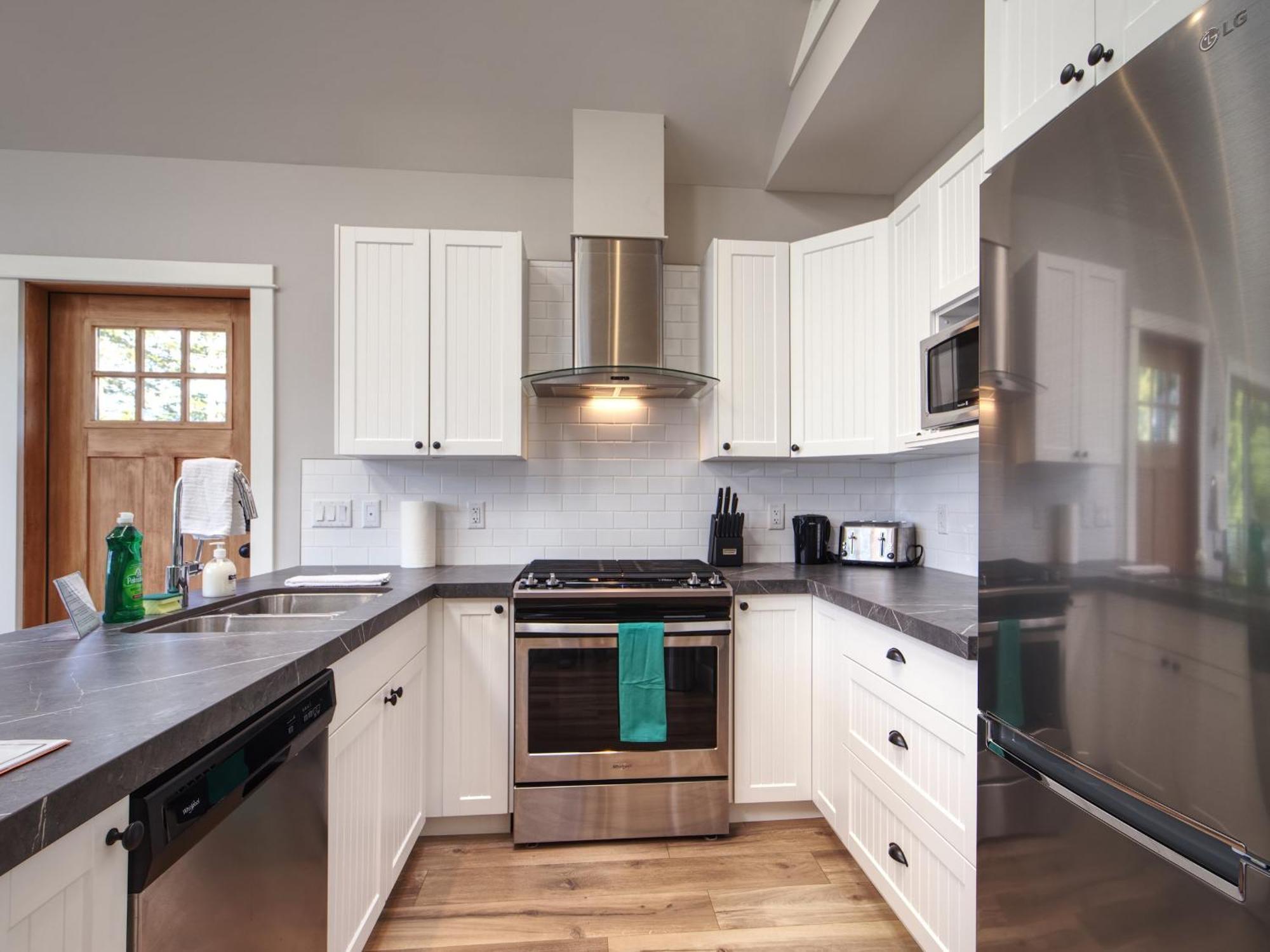 Handsome Dan'S Vacation Cottage Rentals Port Renfrew Room photo