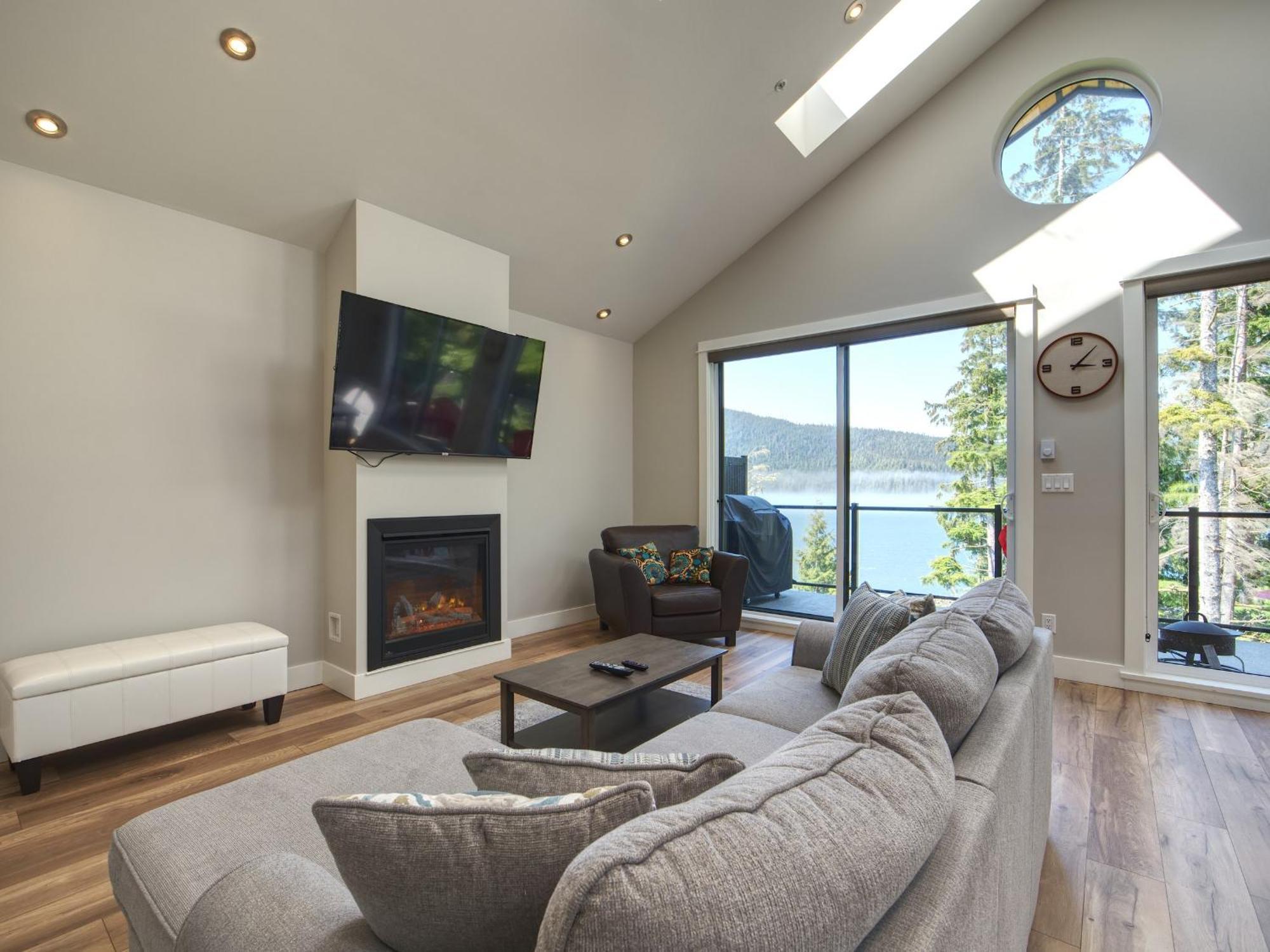 Handsome Dan'S Vacation Cottage Rentals Port Renfrew Room photo