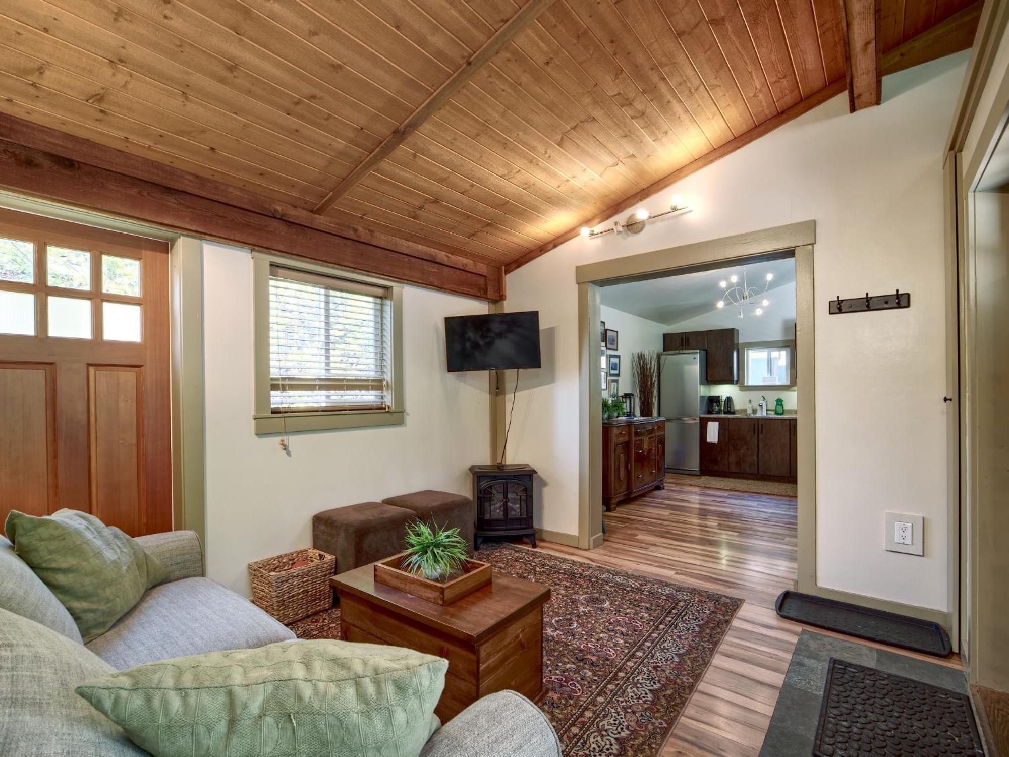 Handsome Dan'S Vacation Cottage Rentals Port Renfrew Room photo