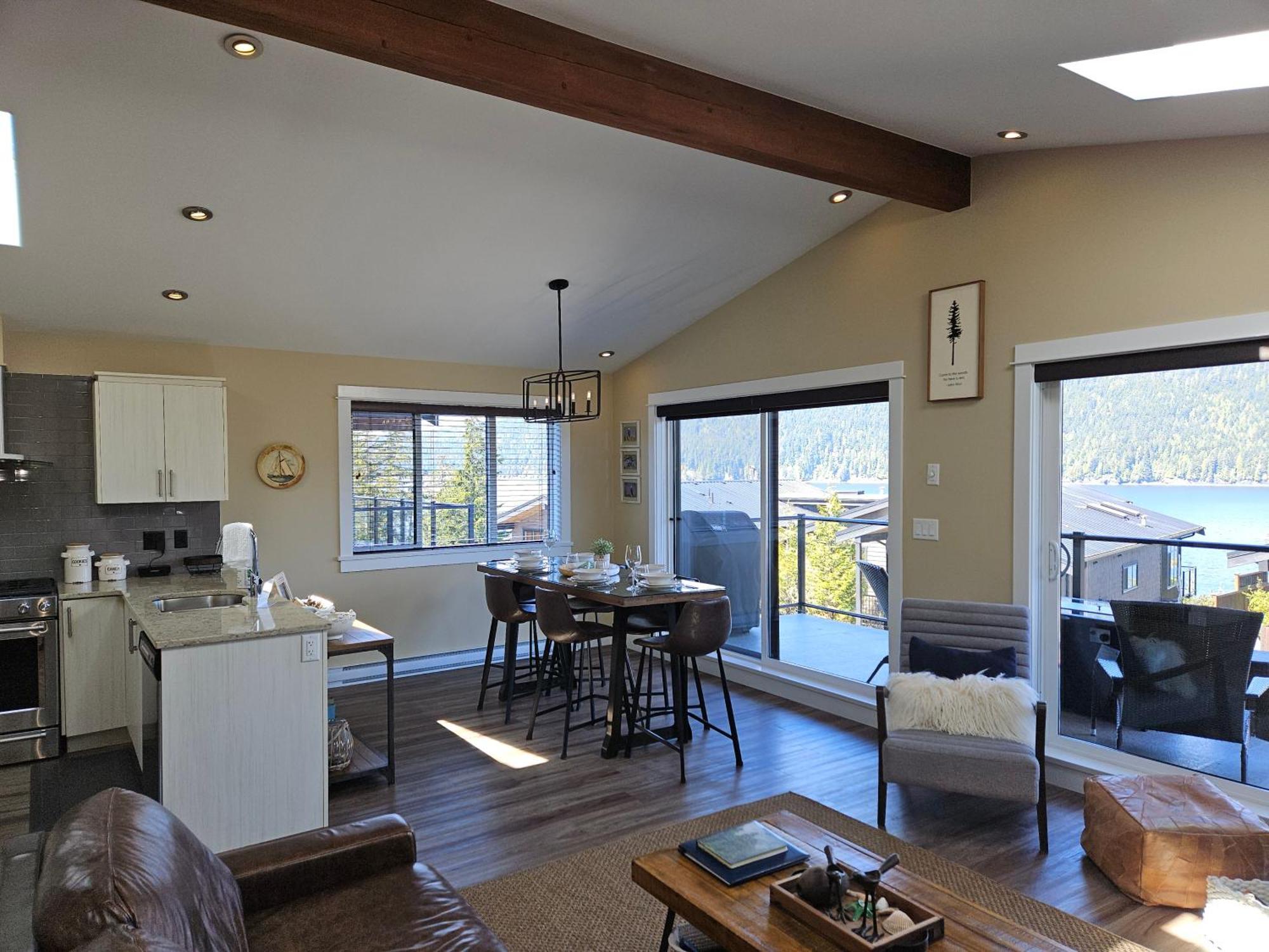 Handsome Dan'S Vacation Cottage Rentals Port Renfrew Room photo